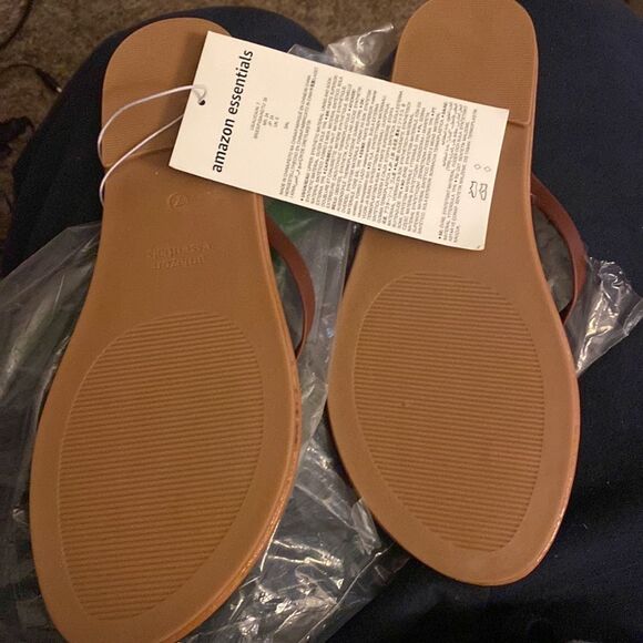 Amazon Essentials CUSHIONAIRE Women's Cora Flat Flip Flop Sandal with +Comfort - Picture 3 of 7